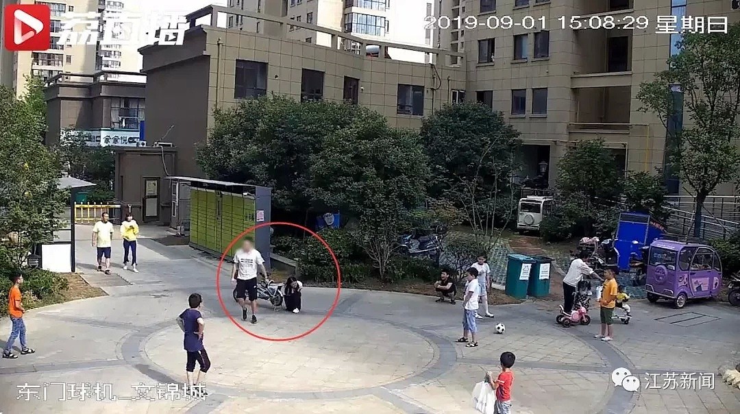 男孩踢球砸中过路女子，同行男子竟一脚将他踹飞（视频/组图） - 3