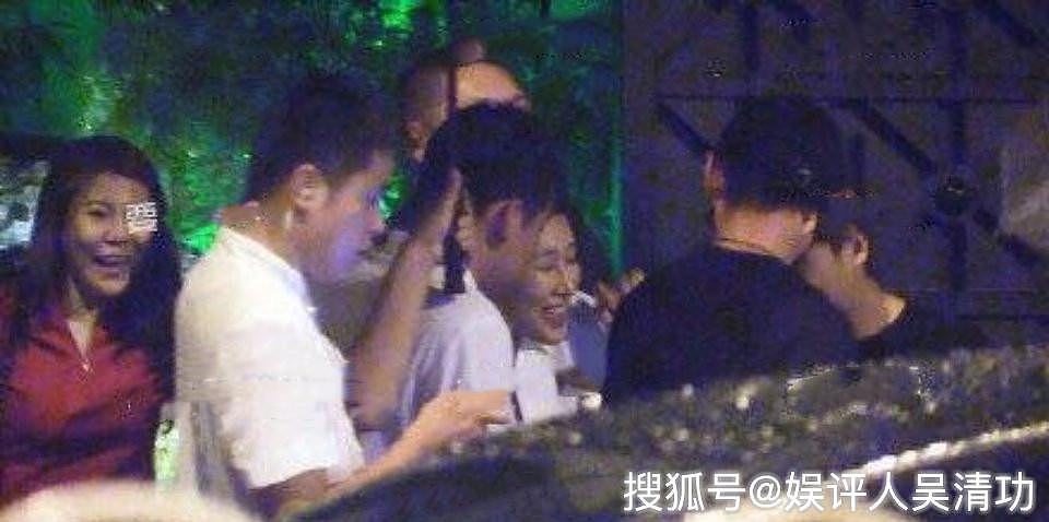 张继科“手扶美女”后否认恋情，金晨和董又霖亲吻被拍，骑虎难下 （组图） - 2