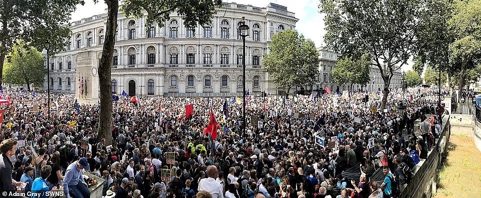 英国首相一个举动，百万英国人怒了：这还是民主国家？？都闹起来啊！（组图） - 17