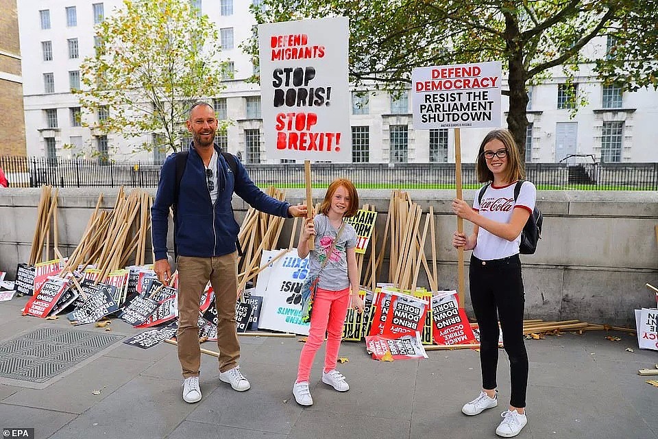 英国首相一个举动，百万英国人怒了：这还是民主国家？？都闹起来啊！（组图） - 28