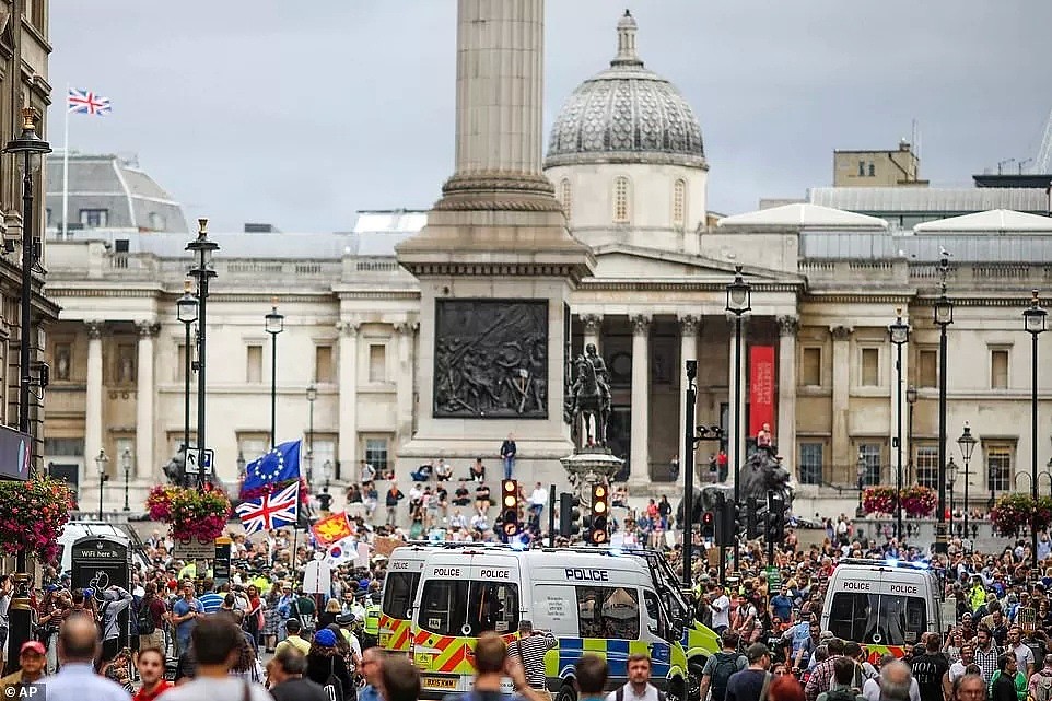 英国首相一个举动，百万英国人怒了：这还是民主国家？？都闹起来啊！（组图） - 35