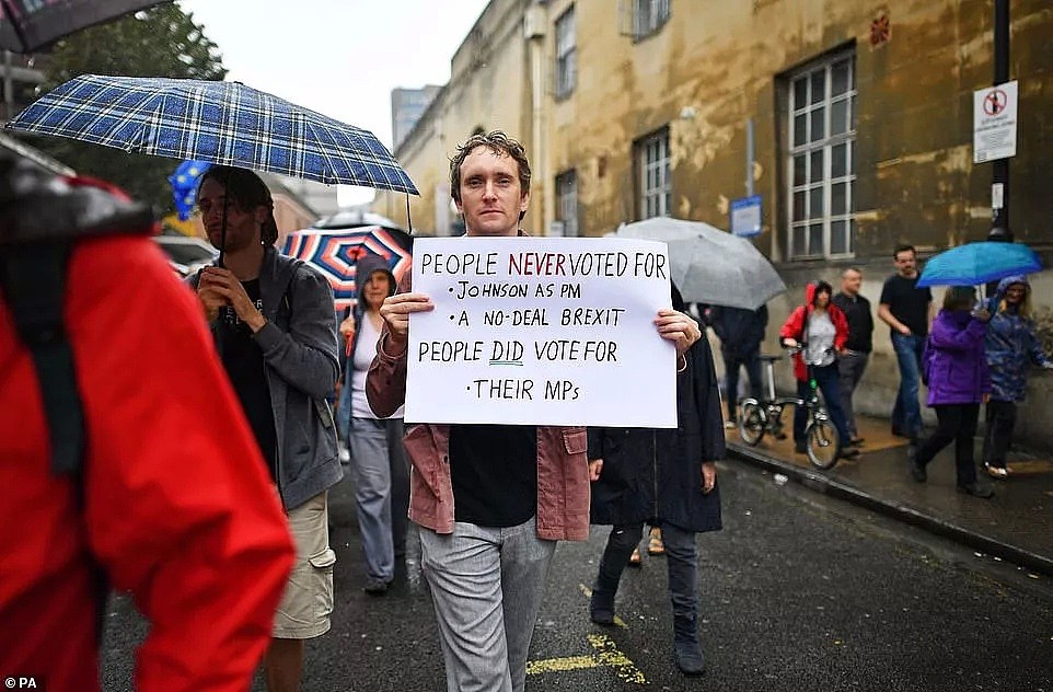 英国首相一个举动，百万英国人怒了：这还是民主国家？？都闹起来啊！（组图） - 36