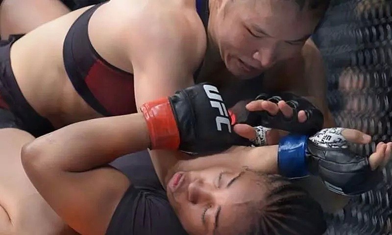 亚洲首位UFC世界冠军诞生！从幼儿园老师到世界冠军，她把金腰带留在中国（组图） - 5