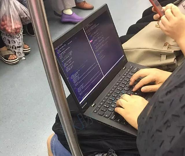 程序员在地铁上敲代码 被人拍下 网友：太能装！（组图） - 2