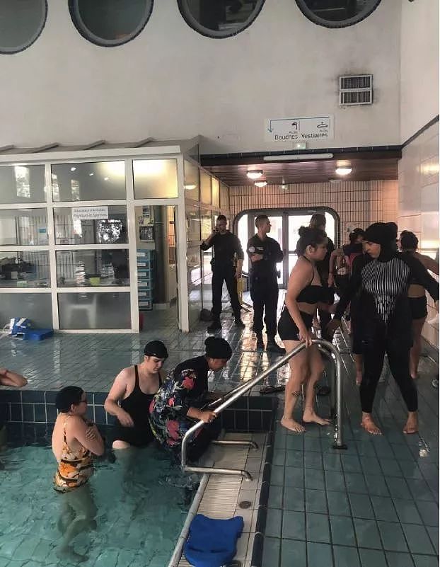 巴黎女权团体助阵穆斯林女性穿布基尼闯泳池！游泳馆被迫关门，是维权还是闹剧？（组图） - 1