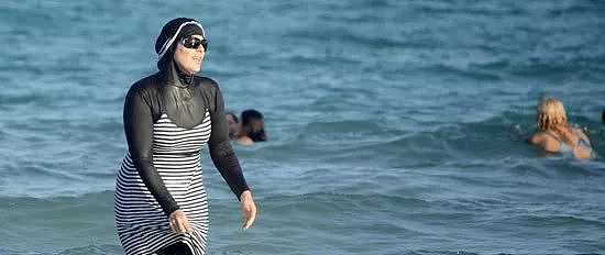 巴黎女权团体助阵穆斯林女性穿布基尼闯泳池！游泳馆被迫关门，是维权还是闹剧？（组图） - 2