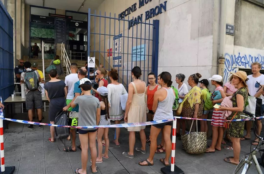 巴黎女权团体助阵穆斯林女性穿布基尼闯泳池！游泳馆被迫关门，是维权还是闹剧？（组图） - 5