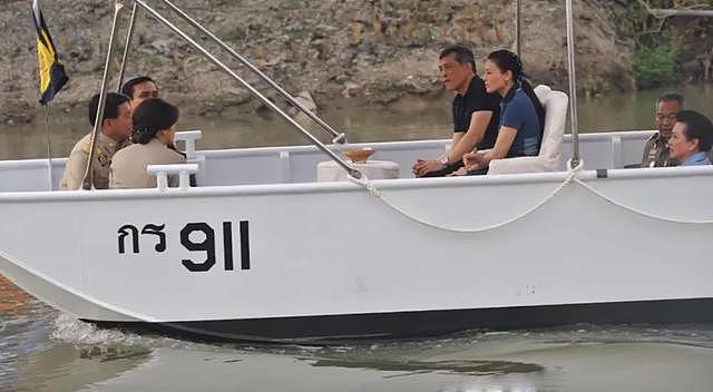 泰国国王和王妃乘船出行，总理竟趴在船头迎接，沿岸百姓纷纷跪下