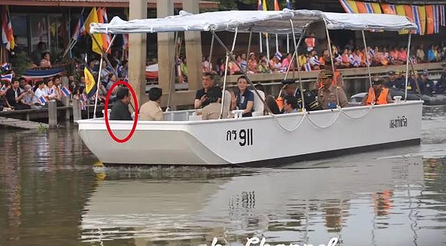 泰国国王和王妃乘船出行，总理竟趴在船头迎接，沿岸百姓纷纷跪下