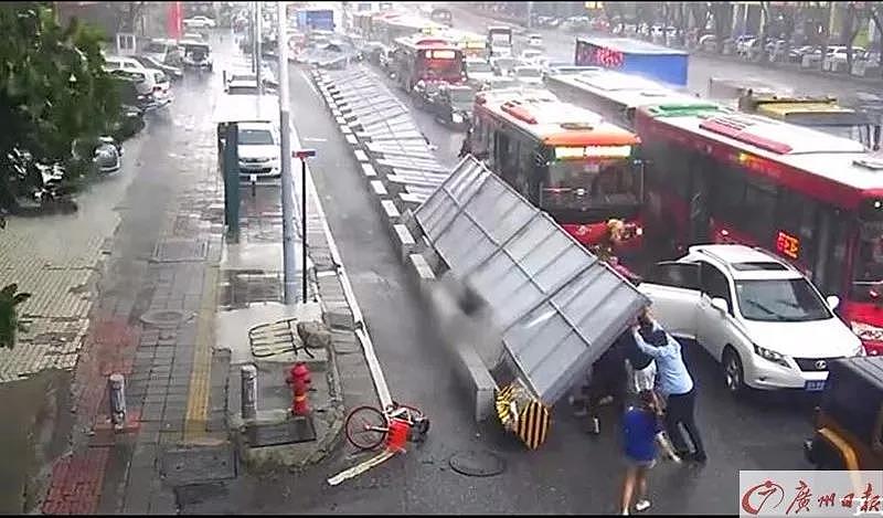 广州狂风刮倒围栏3人瞬间被压，接下来这一幕超暖心 （视频/组图） - 3
