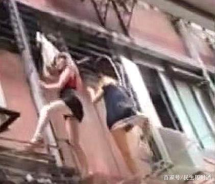 民警突击休闲会所，三女子穿着“清凉”，徒手翻阳台 高空走电线，犹如超人“附体”（视频/组图） - 3