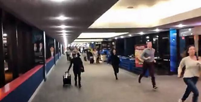 大恐慌！纽瓦克机场200名旅客狂奔！行李都不要!现场一片混乱！还有人砸窗逃跑!停机坪全是警车（组图） - 3