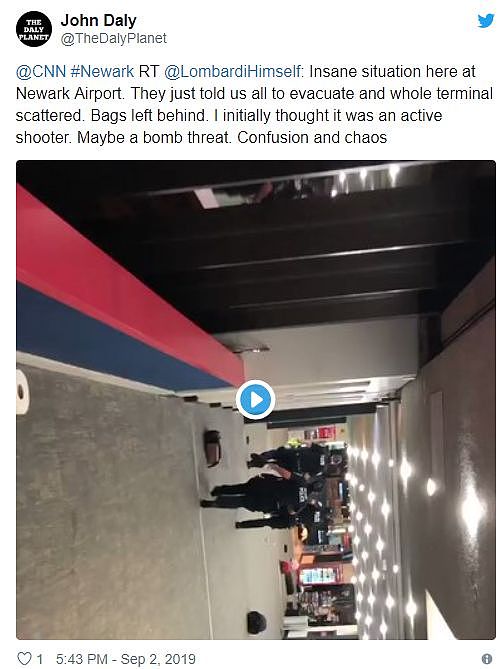 大恐慌！纽瓦克机场200名旅客狂奔！行李都不要!现场一片混乱！还有人砸窗逃跑!停机坪全是警车（组图） - 5