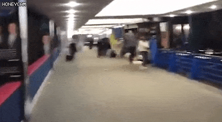 大恐慌！纽瓦克机场200名旅客狂奔！行李都不要!现场一片混乱！还有人砸窗逃跑!停机坪全是警车（组图） - 6