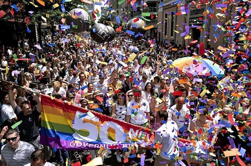 美国出现了莫名其妙的异性恋游行，差点和同性恋们打了起来...（组图） - 1