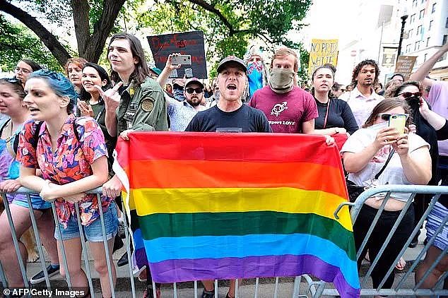 美国出现了莫名其妙的异性恋游行，差点和同性恋们打了起来...（组图） - 24