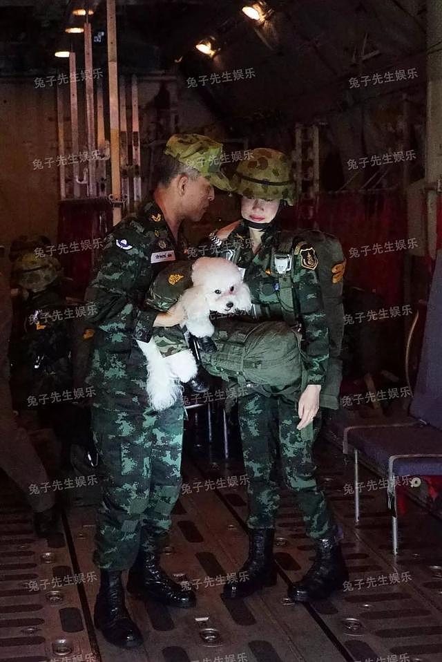 泰国国王宠狗胜过妻子，给它穿皮鞋和军装，大摇大摆走在部队里