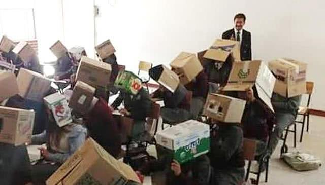 墨西哥一老师让学生头戴纸箱防考试作弊，家长要求将其开除