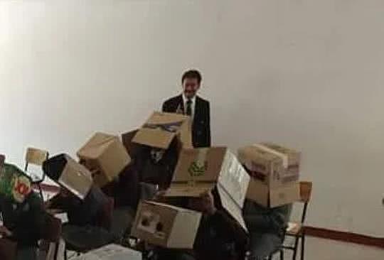 墨西哥一老师让学生头戴纸箱防考试作弊，家长要求将其开除