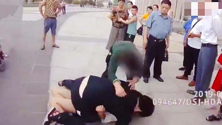 18岁女孩跟16岁男友私奔被拦，两人死死抱在一起，场面不忍直视（组图） - 3