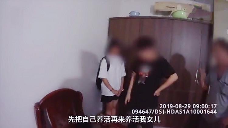 18岁女孩跟16岁男友私奔被拦，两人死死抱在一起，场面不忍直视（组图） - 4