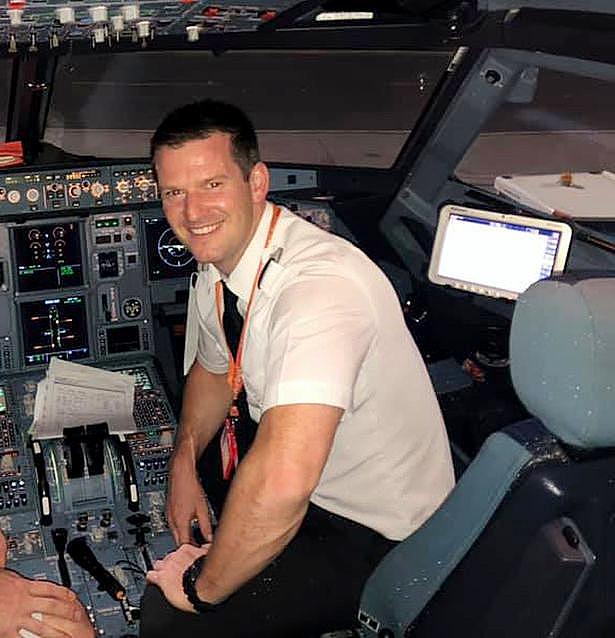 英男子与妻儿出国度假机长失踪航班延误，为不误行程竟亲自开飞机