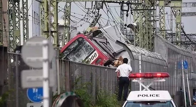 现场惨烈！日本发生重大货车撞电车事件！货车司机当场死亡！34人受伤...（组图） - 1