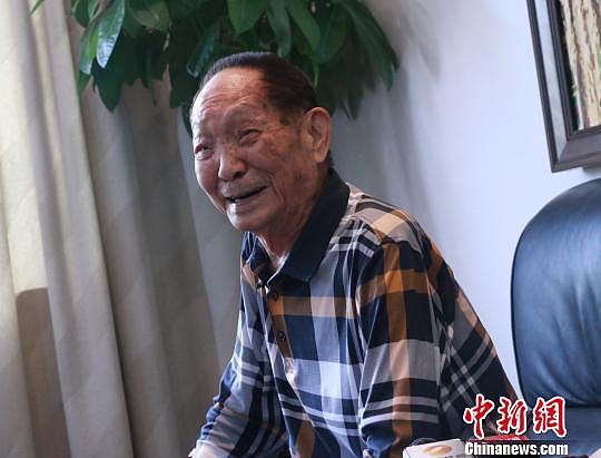袁隆平9月5日在湖南长沙接受媒体采访时称，要健康快乐超百岁。　刘双双 摄