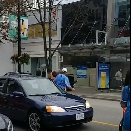 疯狂！温哥华DT Robson三个司机马路中间互殴，路人：一个一个上，别2打1！（组图） - 2