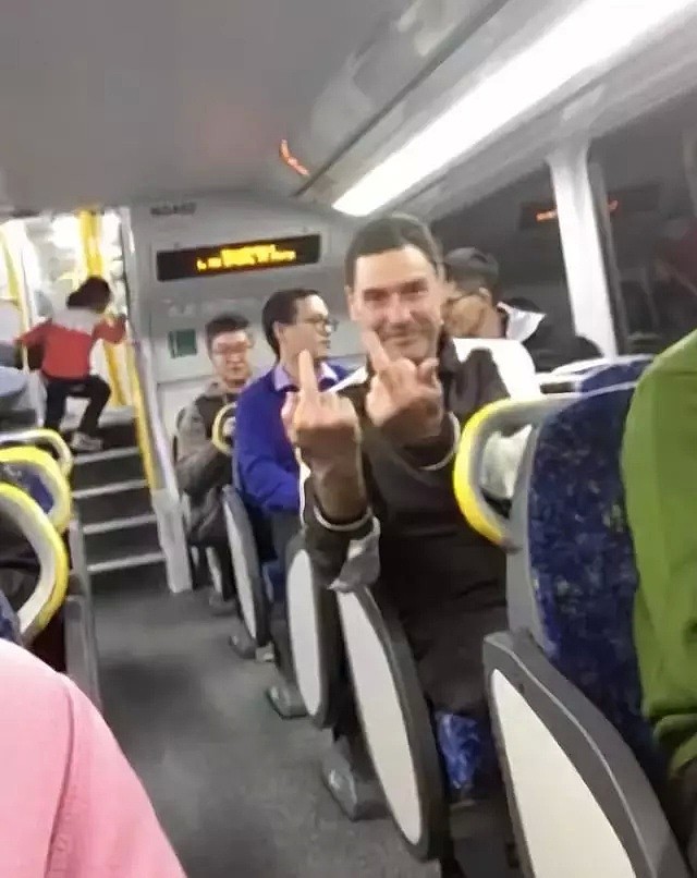 记住这2张种歧惯犯的脸！“中国女人是荡妇！”悉尼火车上白人男子再当众辱华！然而，接下来他的举动，出人意料... - 17