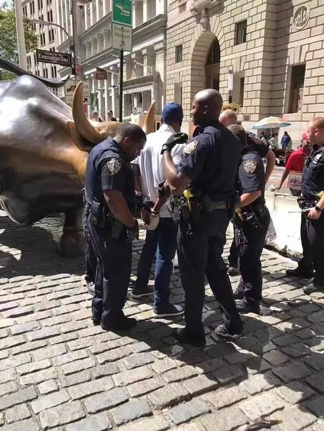 纽约华尔街标志性雕像被砸了！损坏严重 凶手被捕（组图） - 4