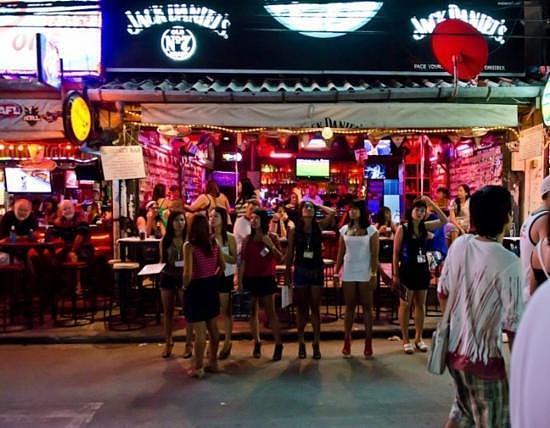 警方突查曼谷知名酒吧：性感美女落荒而逃，地上和厕所内发现了大量摇头丸、K粉（组图） - 16