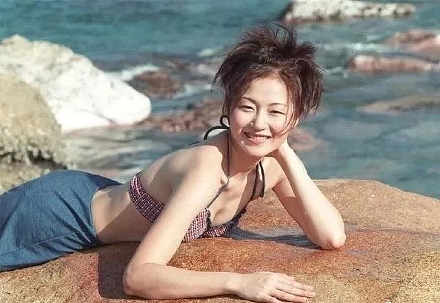 曾让巨星为她一个打八个，却7天闪婚小编剧，50岁性感美腿皇后冻龄似20...（组图） - 21