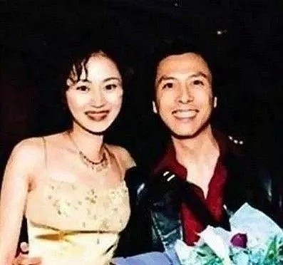 曾让巨星为她一个打八个，却7天闪婚小编剧，50岁性感美腿皇后冻龄似20...（组图） - 51