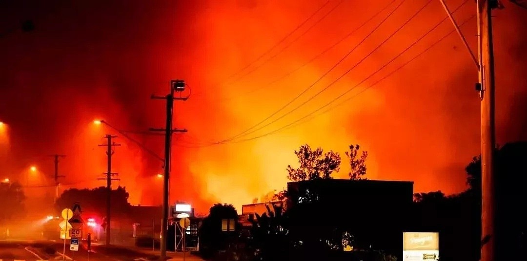 澳洲“地狱级”山火失控! 80起火灾, 数千人无家可归, 消防员逆行而上! 最后一幕让人泪目!（组图） - 38