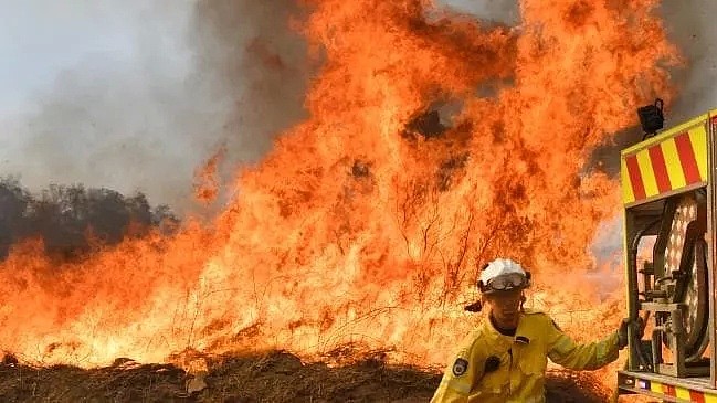 澳洲“地狱级”山火失控! 80起火灾, 数千人无家可归, 消防员逆行而上! 最后一幕让人泪目!（组图） - 47