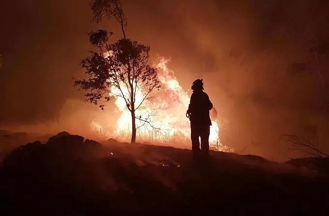 澳洲“地狱级”山火失控! 80起火灾, 数千人无家可归, 消防员逆行而上! 最后一幕让人泪目!（组图） - 53