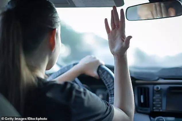澳洲拟交通新法：边开车边骂孩子将被罚款？澳洲奇葩交规你中了几条？ - 1