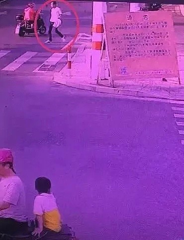 满地都是钱！男子在马路上撒了…整整10万块现钞啊，路人狂奔疯抢！原因竟是…（视频/组图） - 5