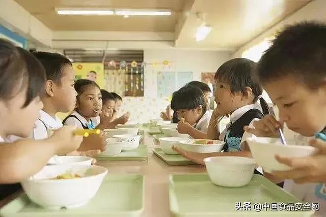 山东泰安一幼儿园食材发霉变质，园方：这是给老师吃的