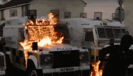 北爱抗议者向警车扔汽油弹 看看英国会怎么办（视频/组图） - 1