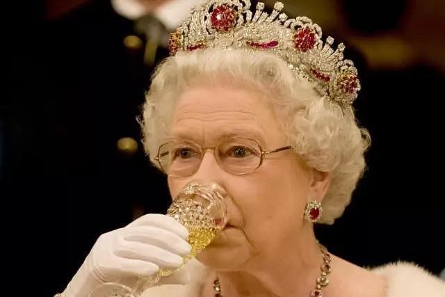 啥？93岁英国女王越活越年轻？狂喝酒、点外卖，恶搞卖萌没准了！（组图） - 2