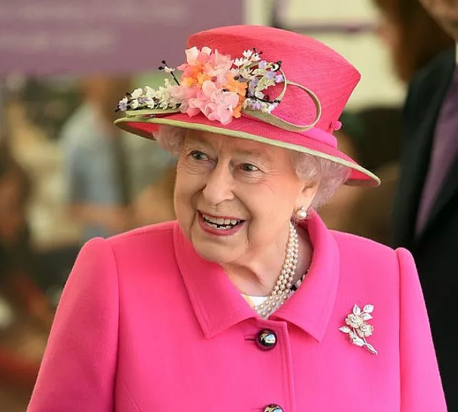 啥？93岁英国女王越活越年轻？狂喝酒、点外卖，恶搞卖萌没准了！（组图） - 21