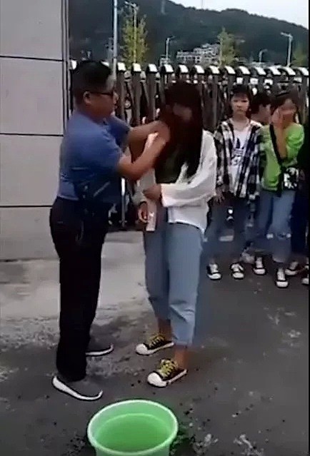 男老师拎着水桶给女生强行擦脸！视频曝光后网友吵开了（视频/组图） - 1