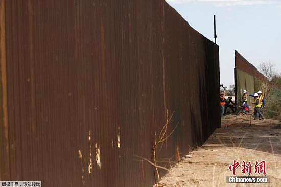 当地时间2018年2月22日，美国加州卡莱克西科附近，美国海关和边境保护局对当地一段边境隔离墙进行更换。这标志着美国联邦政府启动了美国与墨西哥边境隔离墙的修建工程。