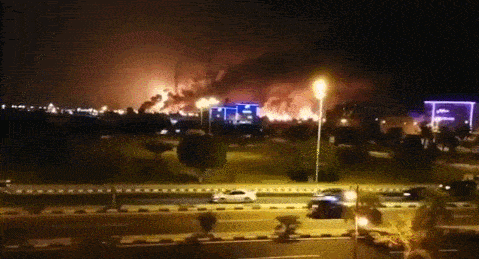 无人机袭击沙特“世界最大石油加工设施”，火光冲天（组图） - 1