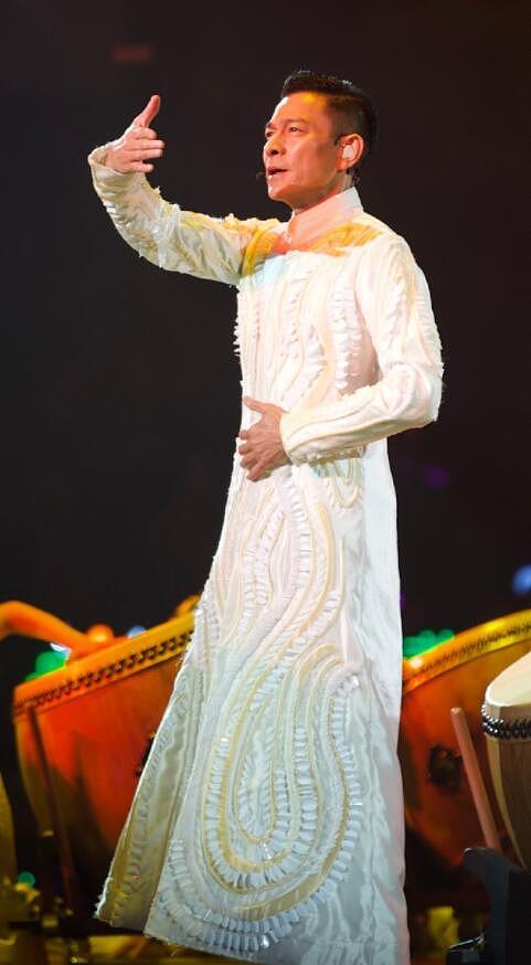 刘德华吉隆坡演唱会以《中国人》开场，穿长袍耍中国功夫燃爆全场