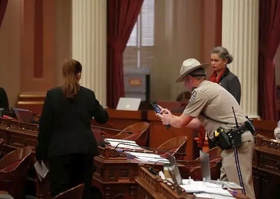 加州女子将带血的卫生巾扔进国会大楼，溅到议员头，还大喊“为了死去的孩子”...（组图） - 3