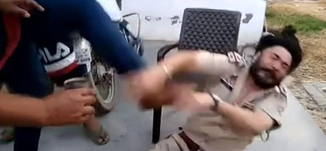 印度警察团竟遭毒贩俘虏：队长遭毒贩痛打，4警员一旁看戏被免职