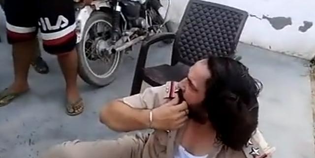 印度警察团竟遭毒贩俘虏：队长遭毒贩痛打，4警员一旁看戏被免职